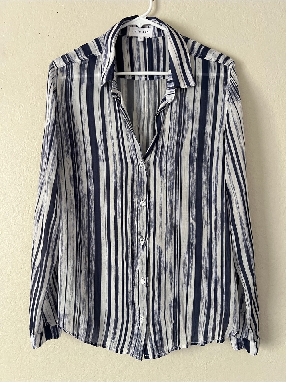Like New! BELLA DAHL Split Back Striped Button-Down Shirt Navy/Blue Rayon Size L